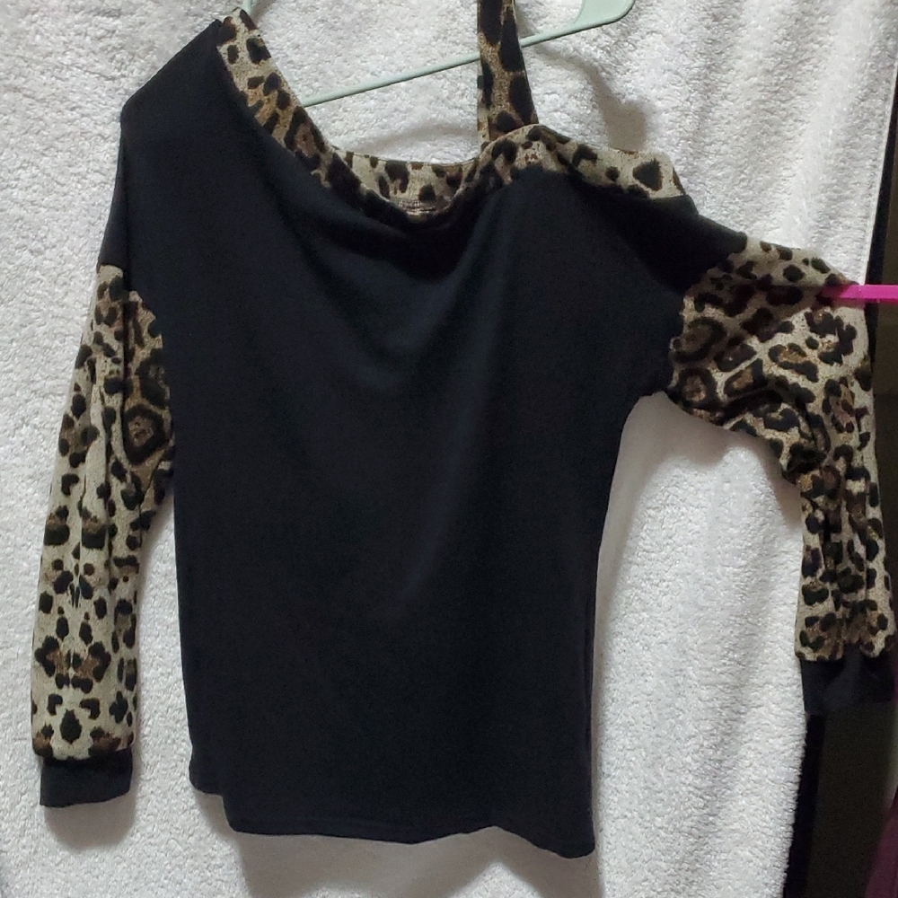 VENUS Black and Leopard Print Sweater